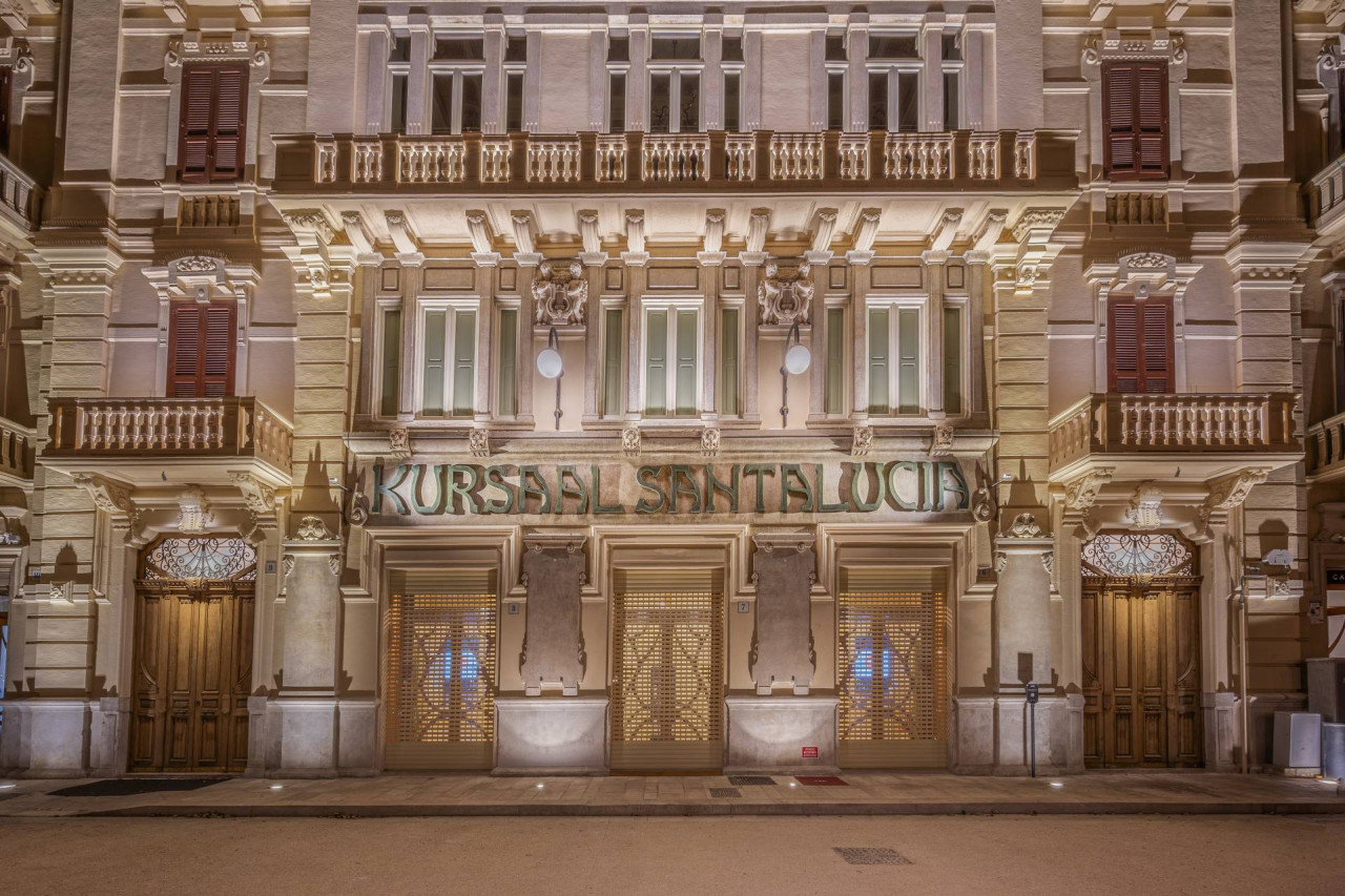 Fassade des Kursaal Santalucia Theaters in Bari, Italien